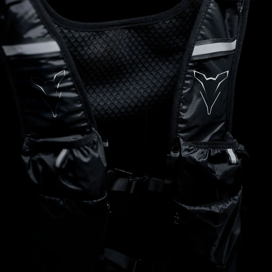 [PRE-ORDER] HYDRATION VEST | RUNLY R700 | BLACK WHITE
